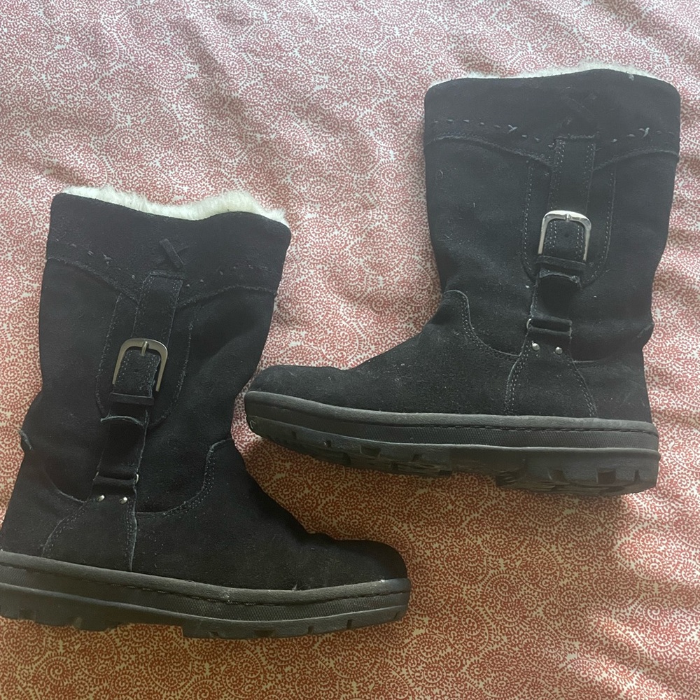 fuzzy boots perfect for cold weather, size 8